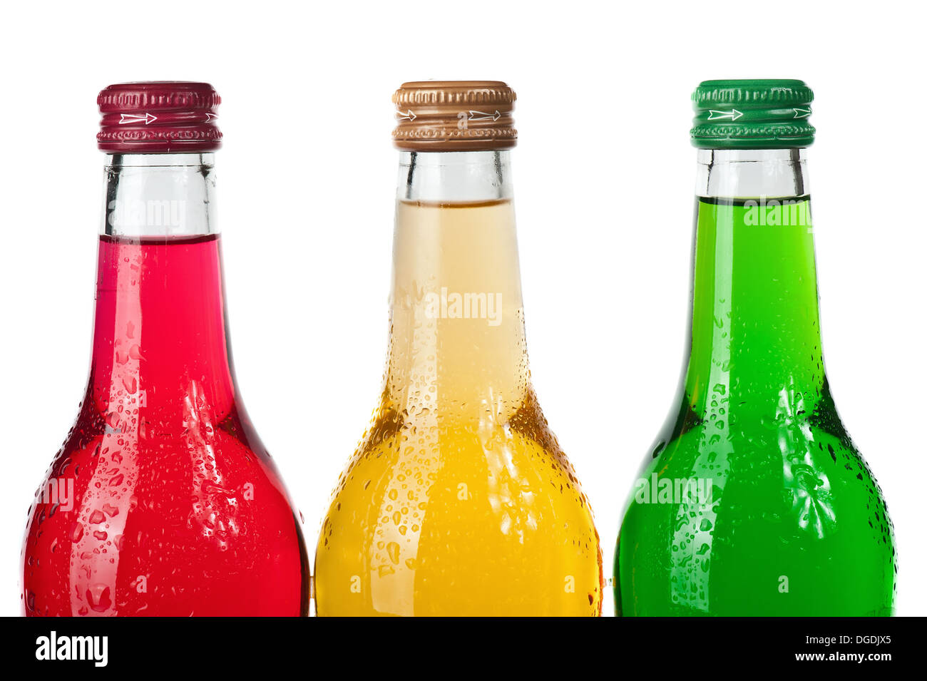 Auswahl an kalten Flaschen Pop oder Kühler auf weißem Hintergrund Stockfoto