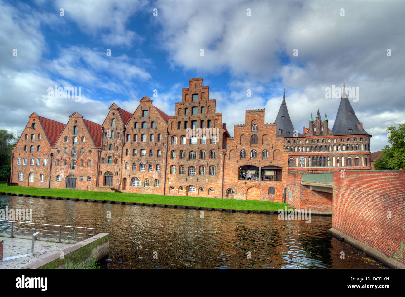 Die Salzspeicher (Salz Lagerhäuser) von Lübeck, Deutschland, sind historische Backsteingebäude auf der oberen Trave neben den Holste Stockfoto