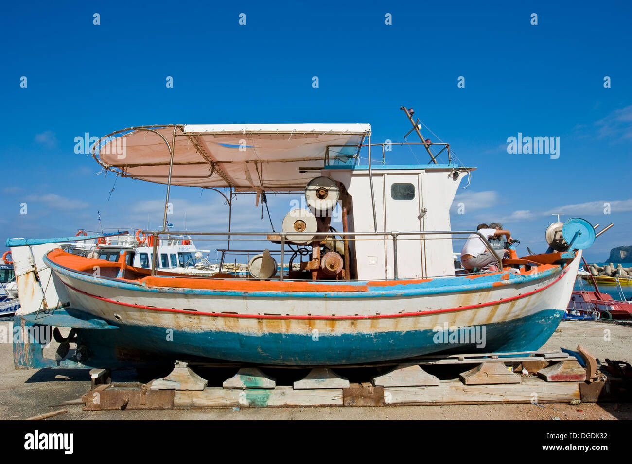 Ein Fischerboot an Land im westlichen Teil der Insel Korfu Stockfoto