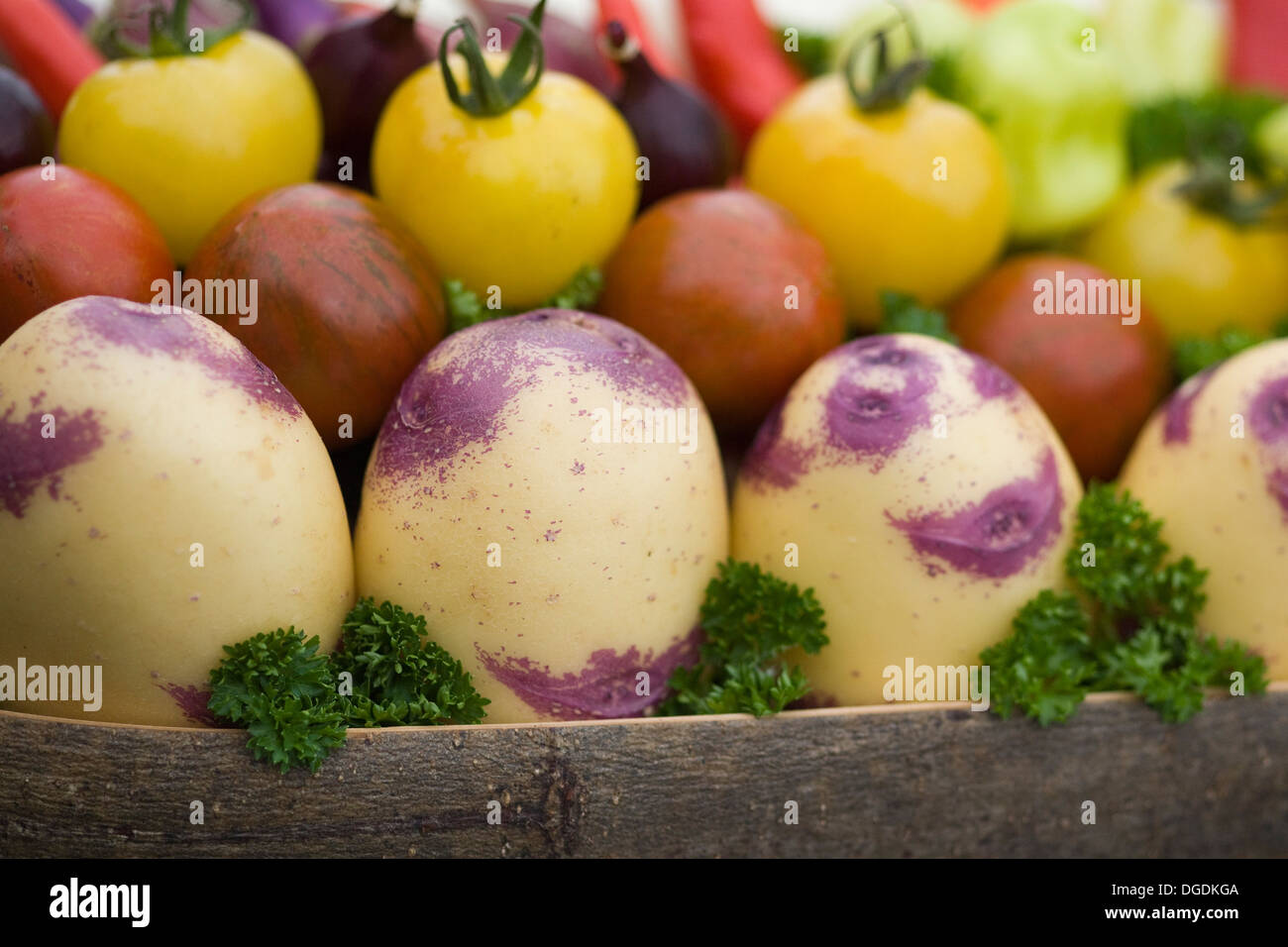 Amour White gehäutet Kartoffeln und Tomaten in einer hölzernen erstellen Stockfoto