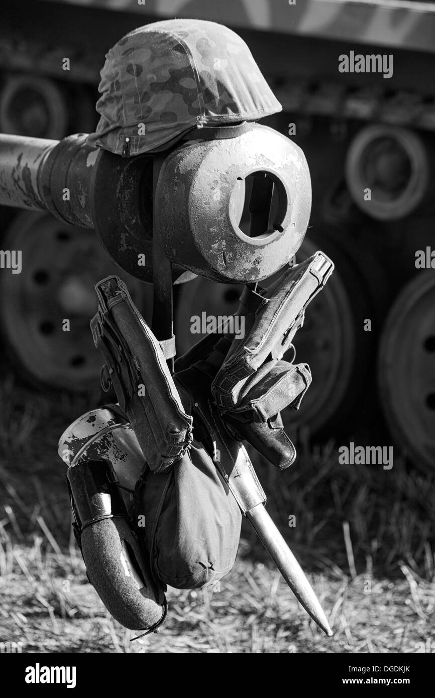 Sieg Schau Cosby Panzergeschütz Turm mit amerikanischen Helm Messer und Pistole von ihm zu hängen schwarz / weiß Stockfoto