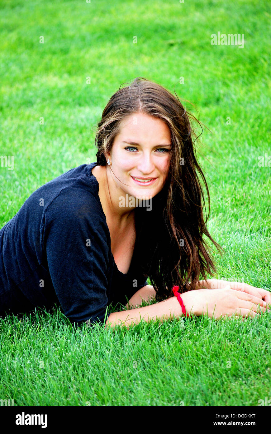 Studentin, entspannen Sie sich auf die Schule Rasen vor. Stockfoto