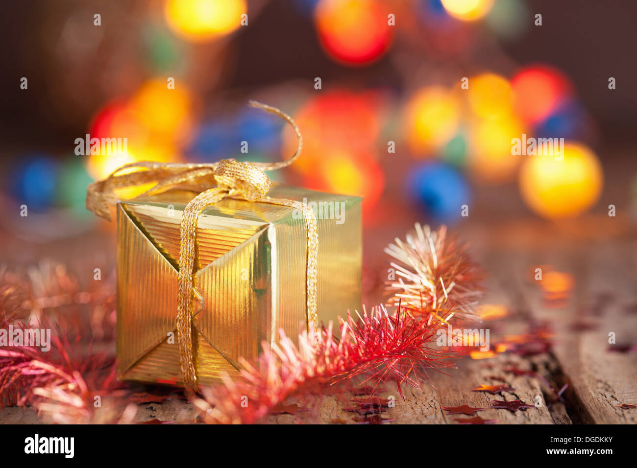 Goldene Weihnachtsgeschenke und Dekoration Stockfoto