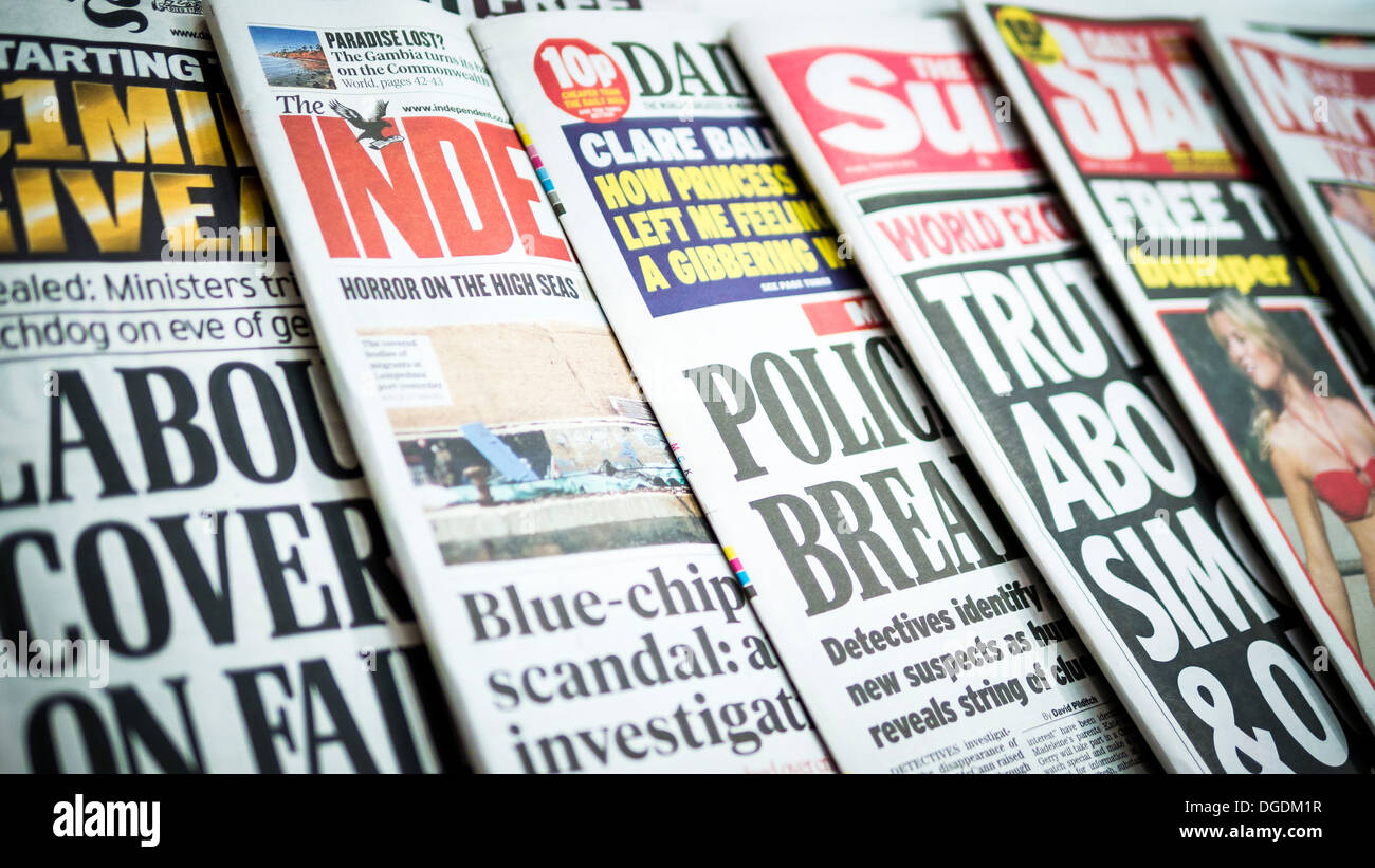 Britische Zeitungen übersicht Titelseiten Stockfoto