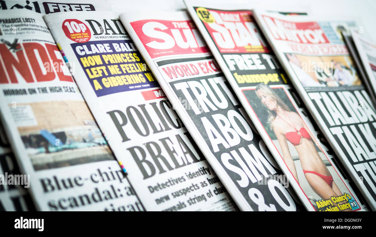 Britische Zeitungen übersicht Titelseiten Stockfoto