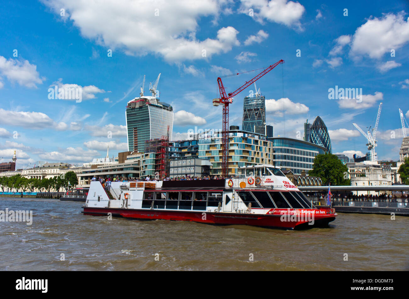 Stadt am Fluss Themse London England Uk Millennium Dawn Boote Kreuzfahrtschiffe Stockfoto