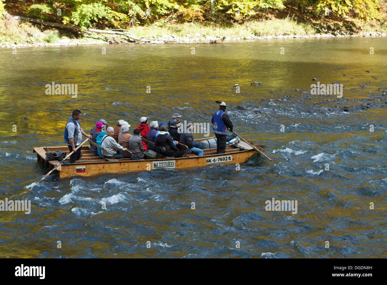 Rafting auf traditionelle, hölzerne Flöße durch Dunajec-Schlucht, der Pieniny-Gebirge, Polen / Slowakei. Stockfoto