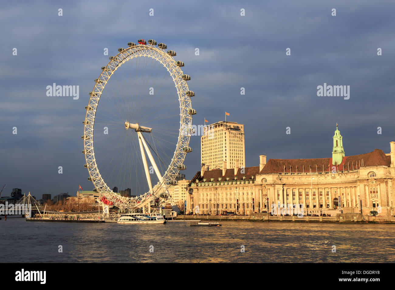 London Eye und County Hall im warmen Abendlicht Stockfoto