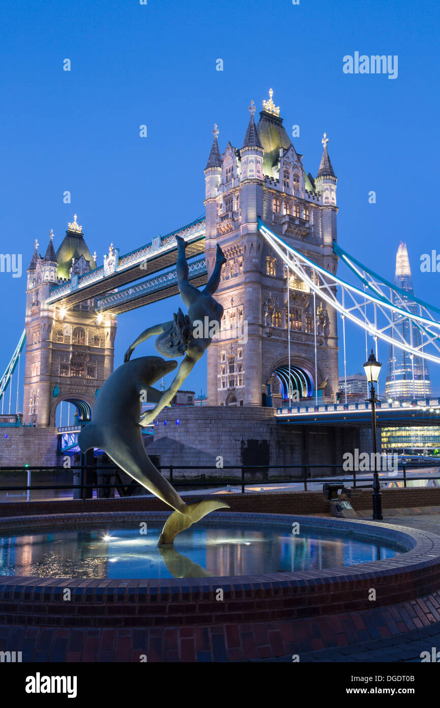 Tower Bridge Dolphin Statue und The Shard in der Dämmerung London Stockfoto