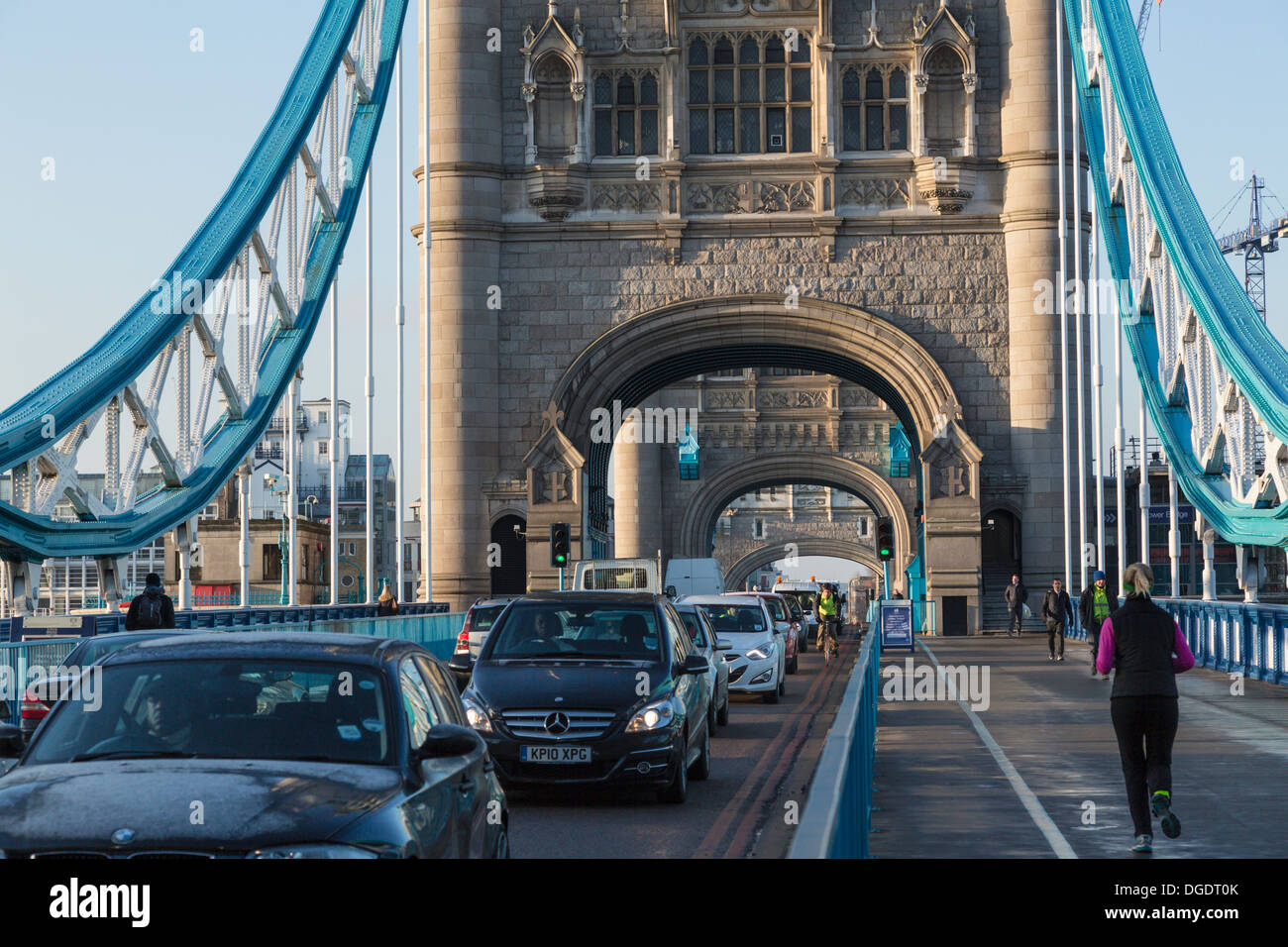 Verkehr auf Tower Bridge in den frühen Morgenstunden London Stockfoto