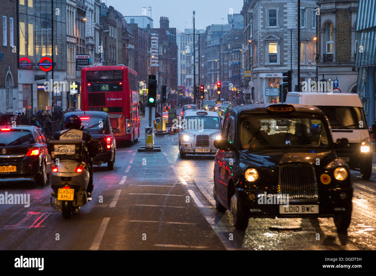 Verkehrsreichen London in der Dämmerung im Winter Stockfoto