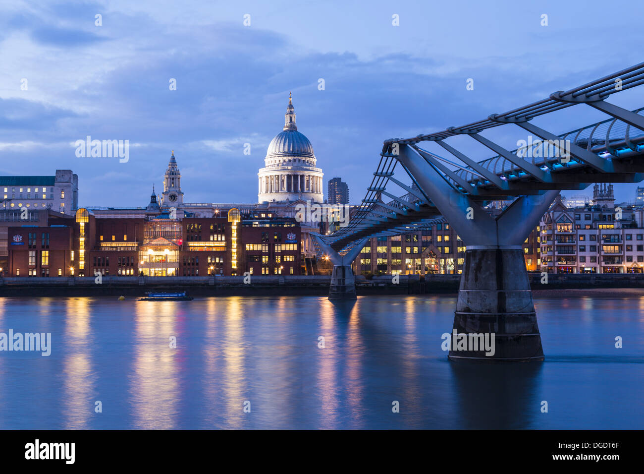 Londoner Millennium Bridge bei Nacht mit St. Pauls Kathedrale im Hintergrund Stockfoto