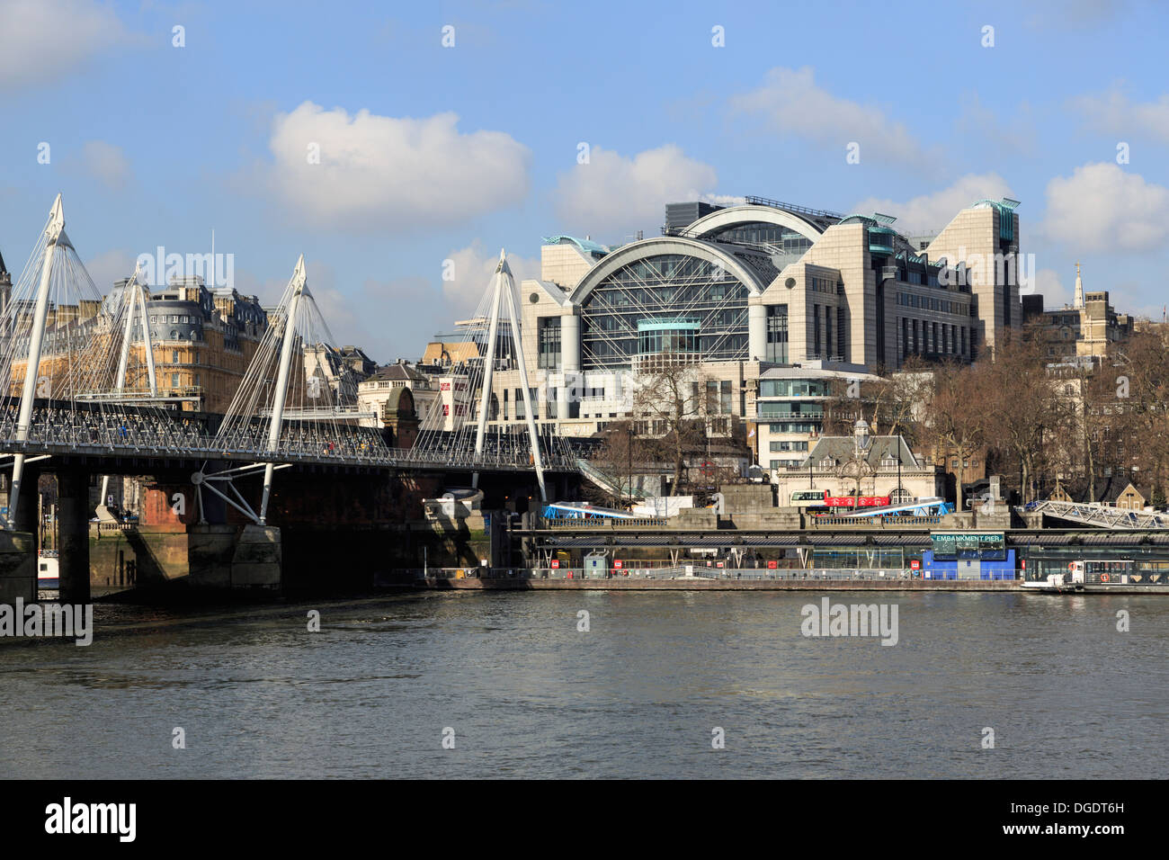 Charing Cross Station und Jubilee Bridge Stockfoto