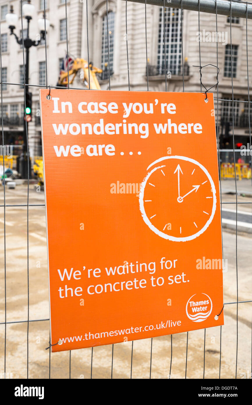 United Utilities Zeichen für Straße Arbeit Regent Street in London Stockfoto