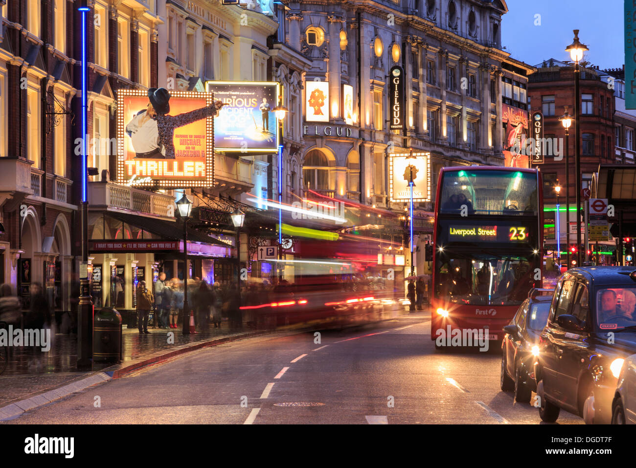 Shaftesbury Avenue West End Theater am Abend in London Stockfoto