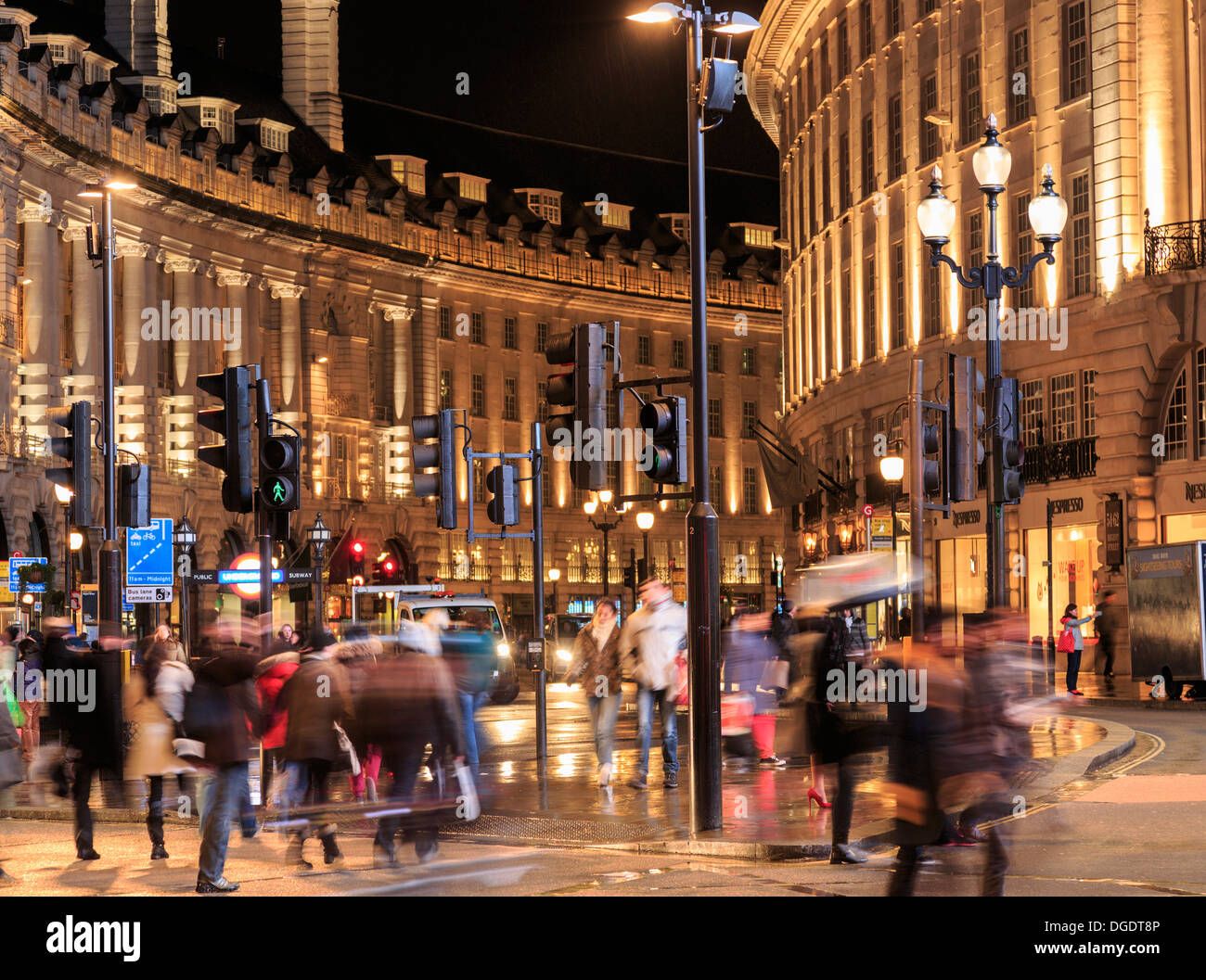 Shopping-Fans und Touristen Regent Street in London Nacht Stockfoto