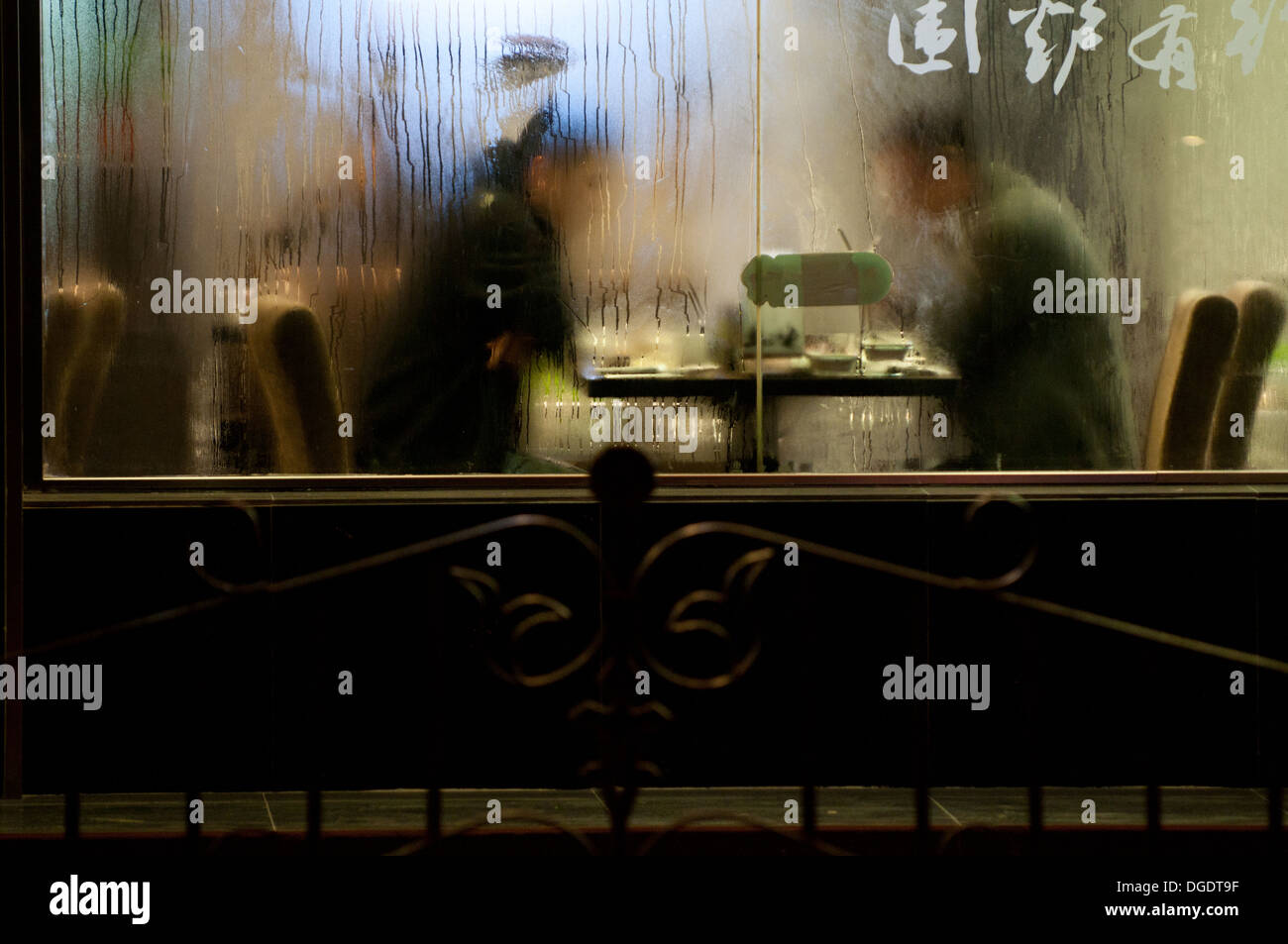 Zwei Männer im Restaurant in Shanghai, China Stockfoto