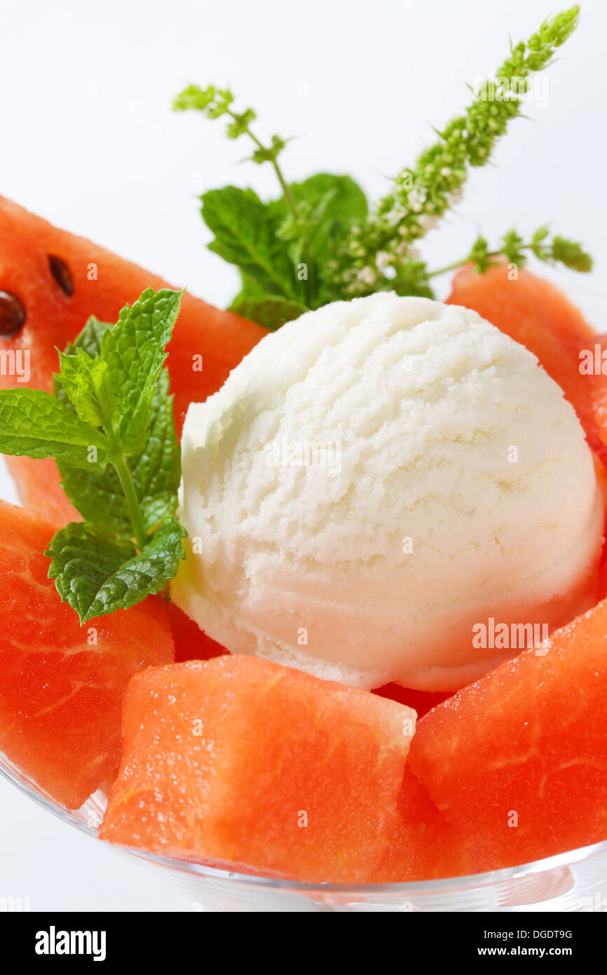 Weißes Eis mit gewürfelte Wassermelone Stockfoto