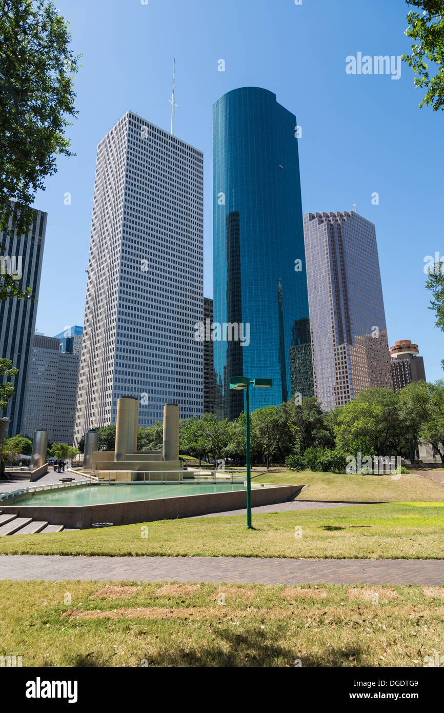 Skyline von Houston und Ruhe Park an einem sonnigen Tag mit blauem Himmel Stockfoto