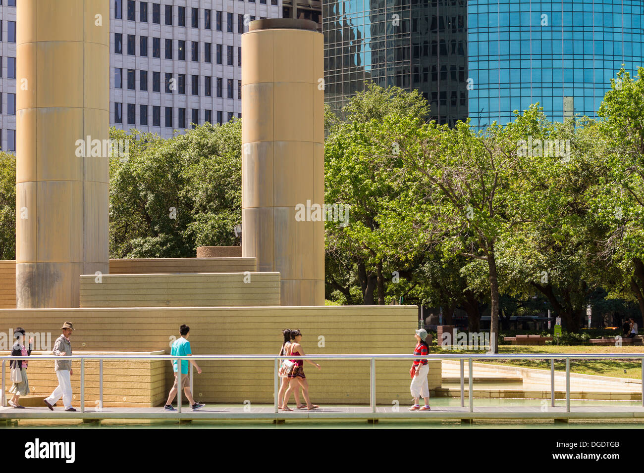 Die Menschen gehen über Ruhe Park vor Houston Wolkenkratzer an einem sonnigen Tag Stockfoto