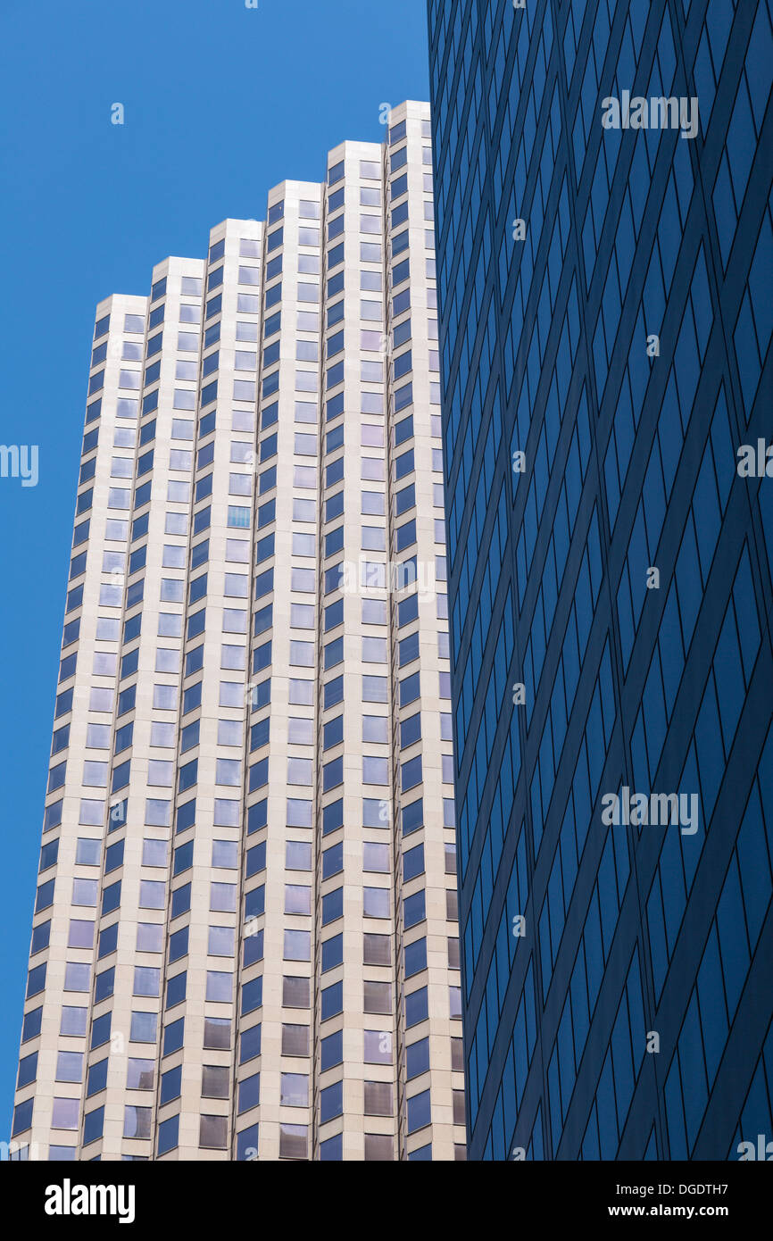 Blick nach oben auf moderne Wolkenkratzer und Bürogebäude in Lamar Street Houston USA Stockfoto