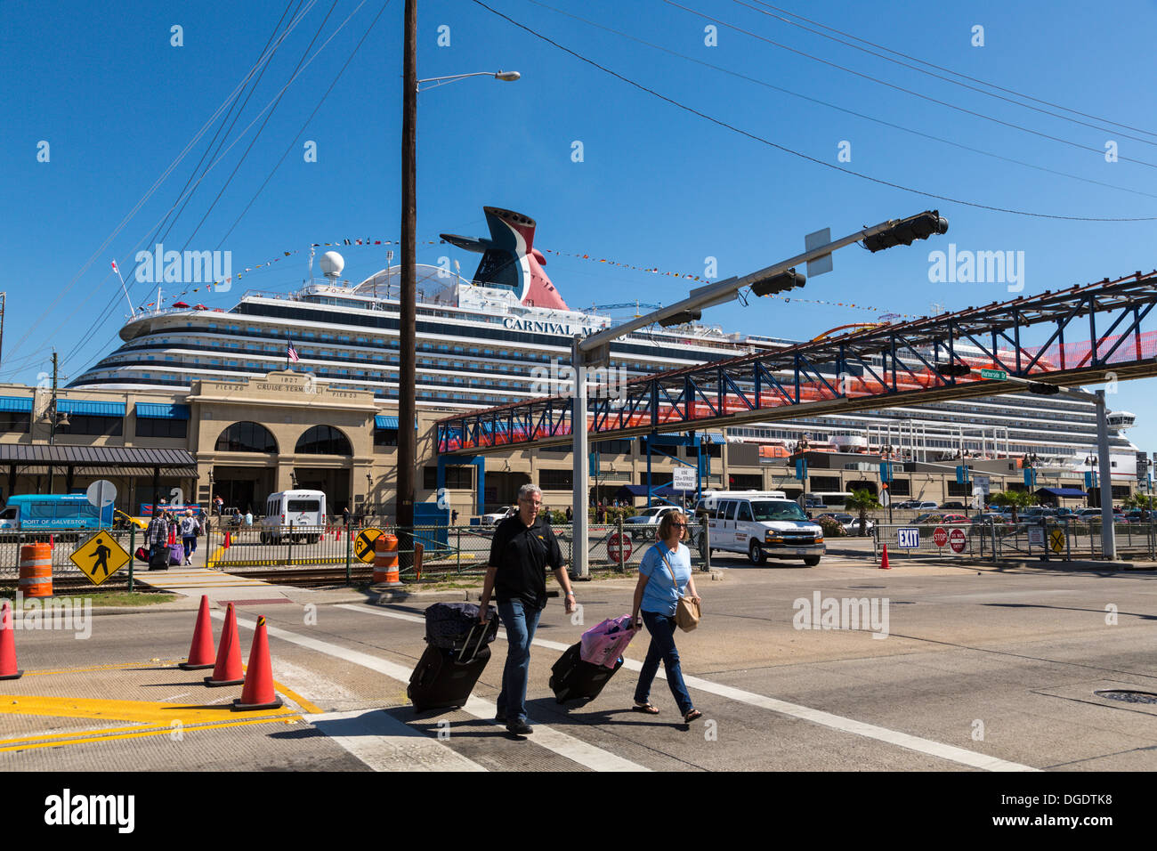 Passagiere mit Gepäck aussteigen Carnival Magic Kreuzfahrtschiff in Galveston Texas USA Stockfoto