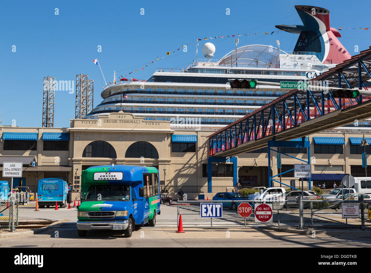 Shuttle-Bus aussteigen der Passagiere aus Kreuzfahrtschiff Carnival Magic in Galveston Texas USA Stockfoto