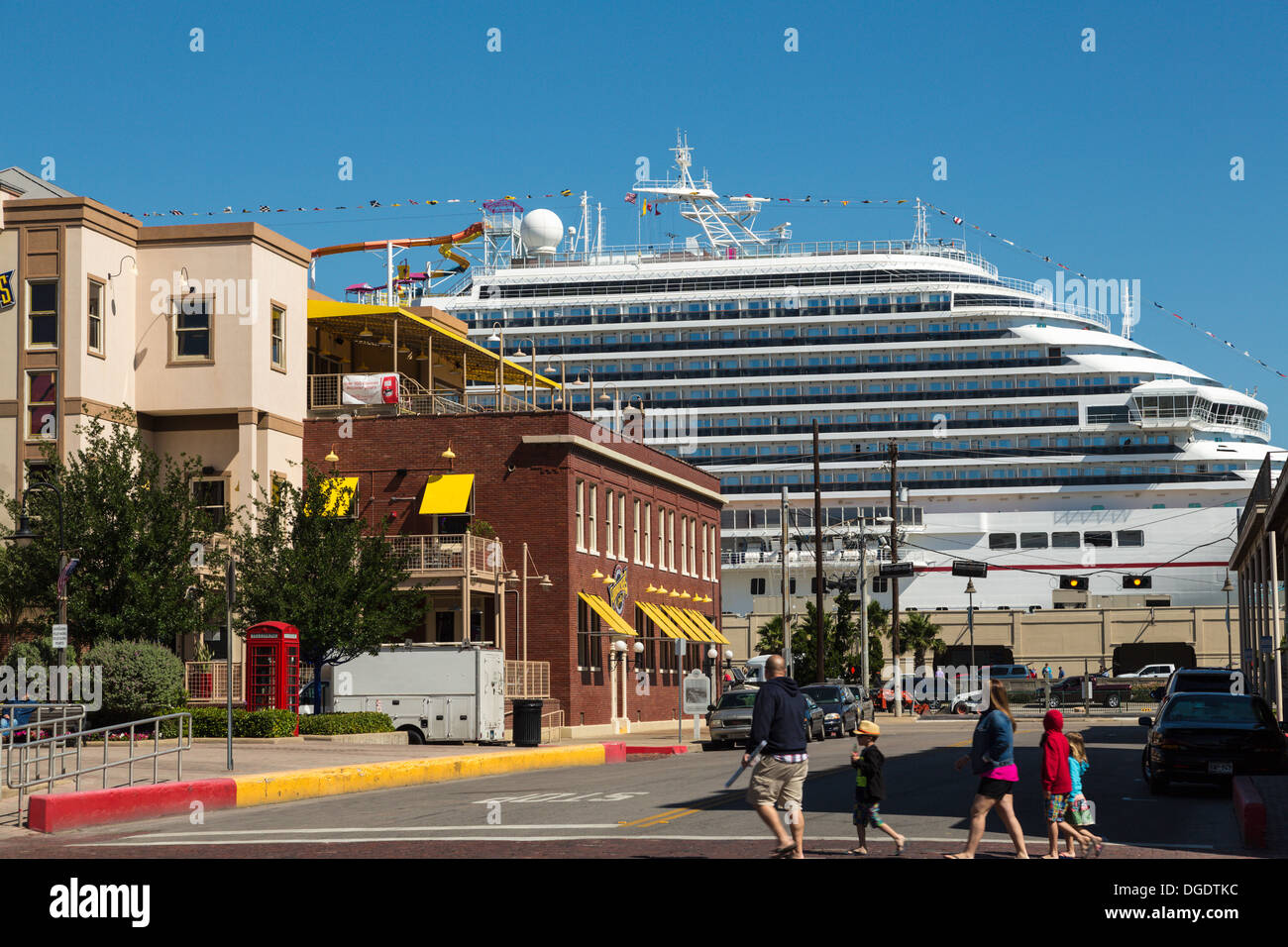 Carnival Magic cruise Schiff angedockt an einem sonnigen Tag in Galveston Texas USA Stockfoto