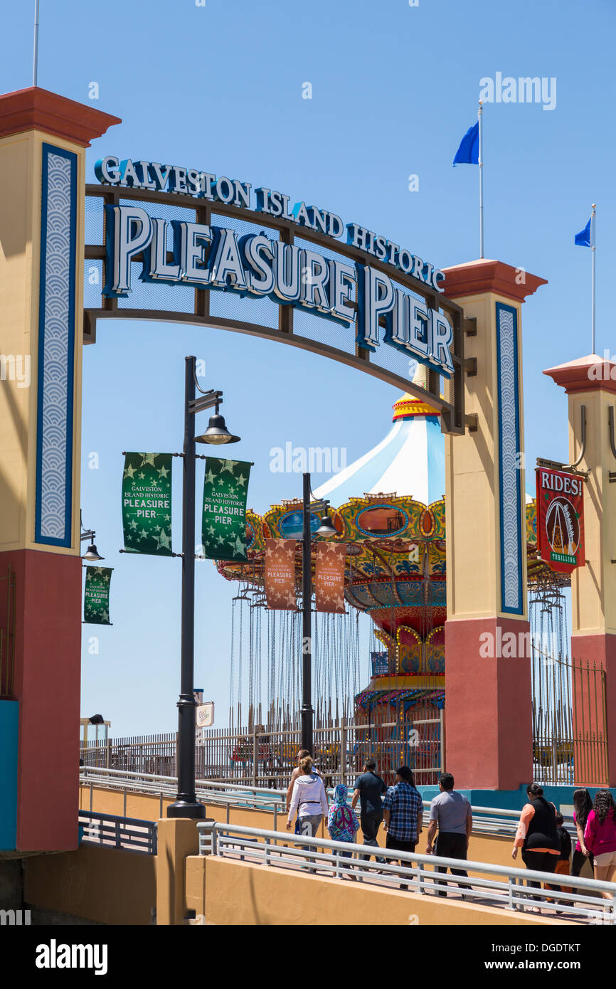 Touristen, die zu Fuß in Galveston Island historischen Vergnügen Pier an sonnigen Tag Stockfoto