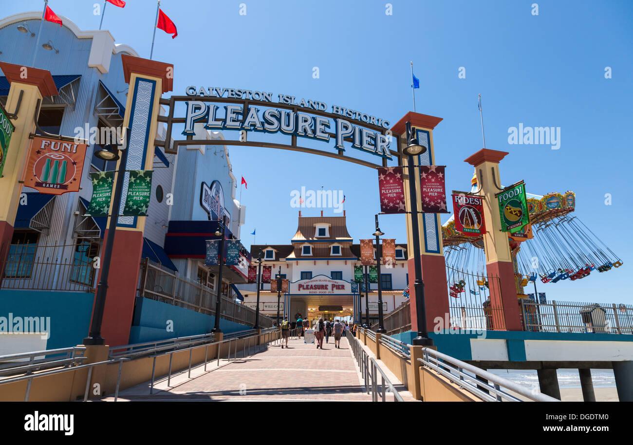Touristen, die zu Fuß in Galveston Island historischen Vergnügen Pier an sonnigen Tag Stockfoto