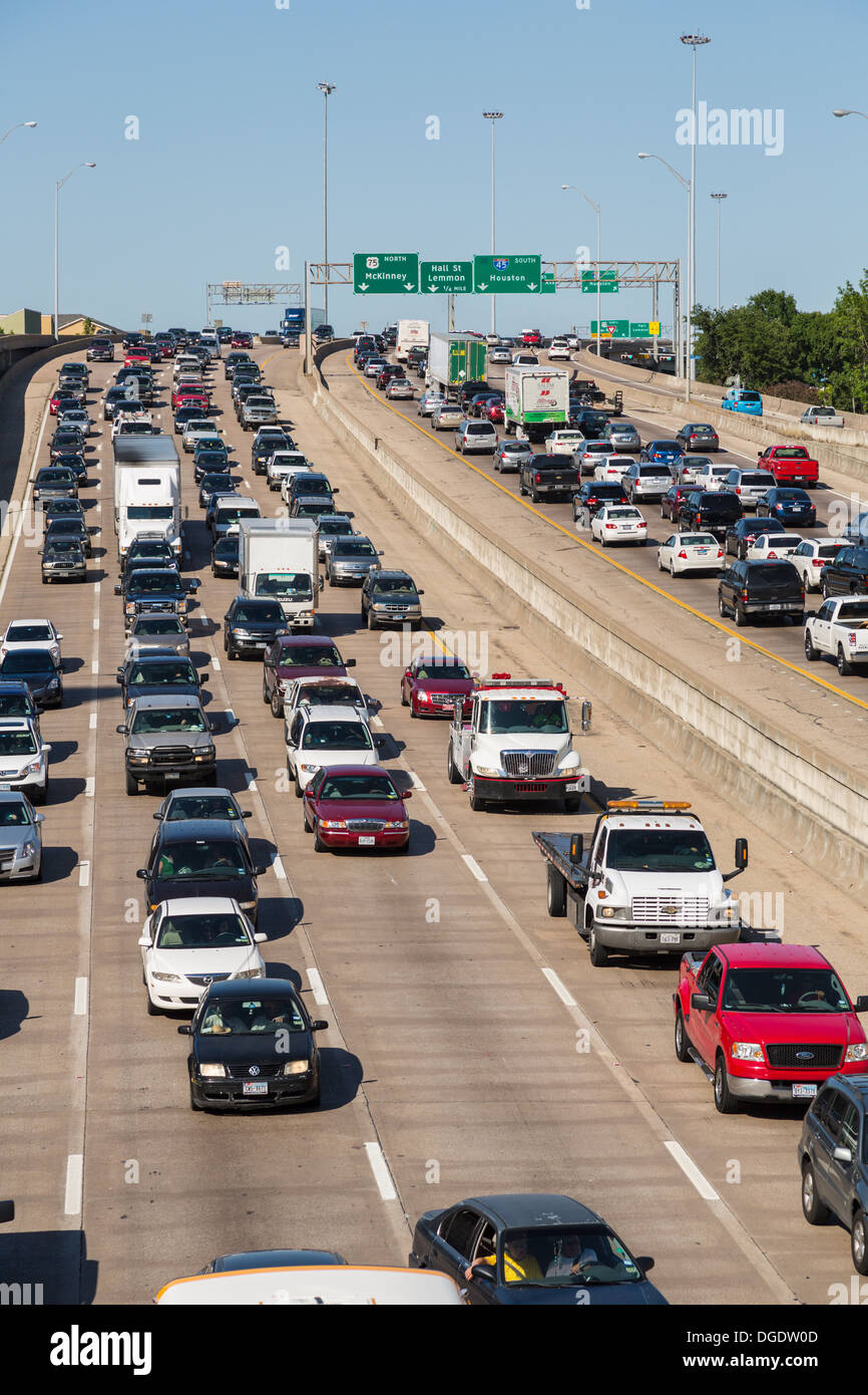 Schwerlastverkehr auf zentrale Expressway Autobahn 45 Autobahn Dallas Texas USA Stockfoto