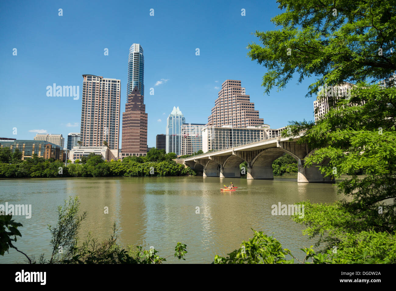 Kanus auf Skyline von Lady Bird Lake Austin Texas USA Stockfoto