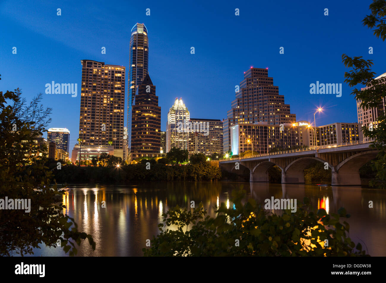 Skyline von Austin und Congress Avenue Bridge in der Dämmerung Texas USA Stockfoto
