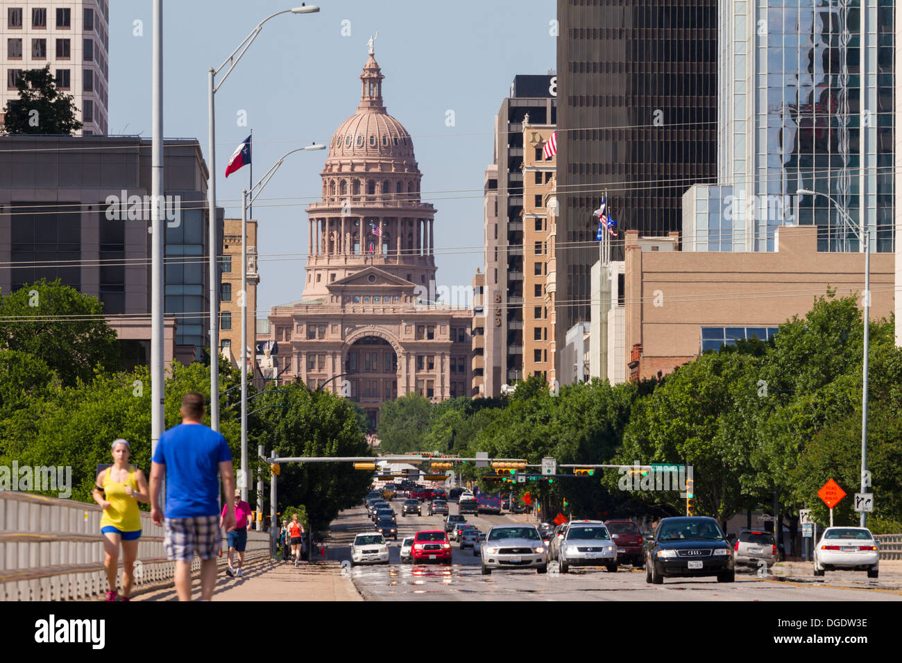Verkehr und Menschen überqueren S Congress Avenue Brücke mit Austin Skyline im Hintergrund Texas USA Stockfoto