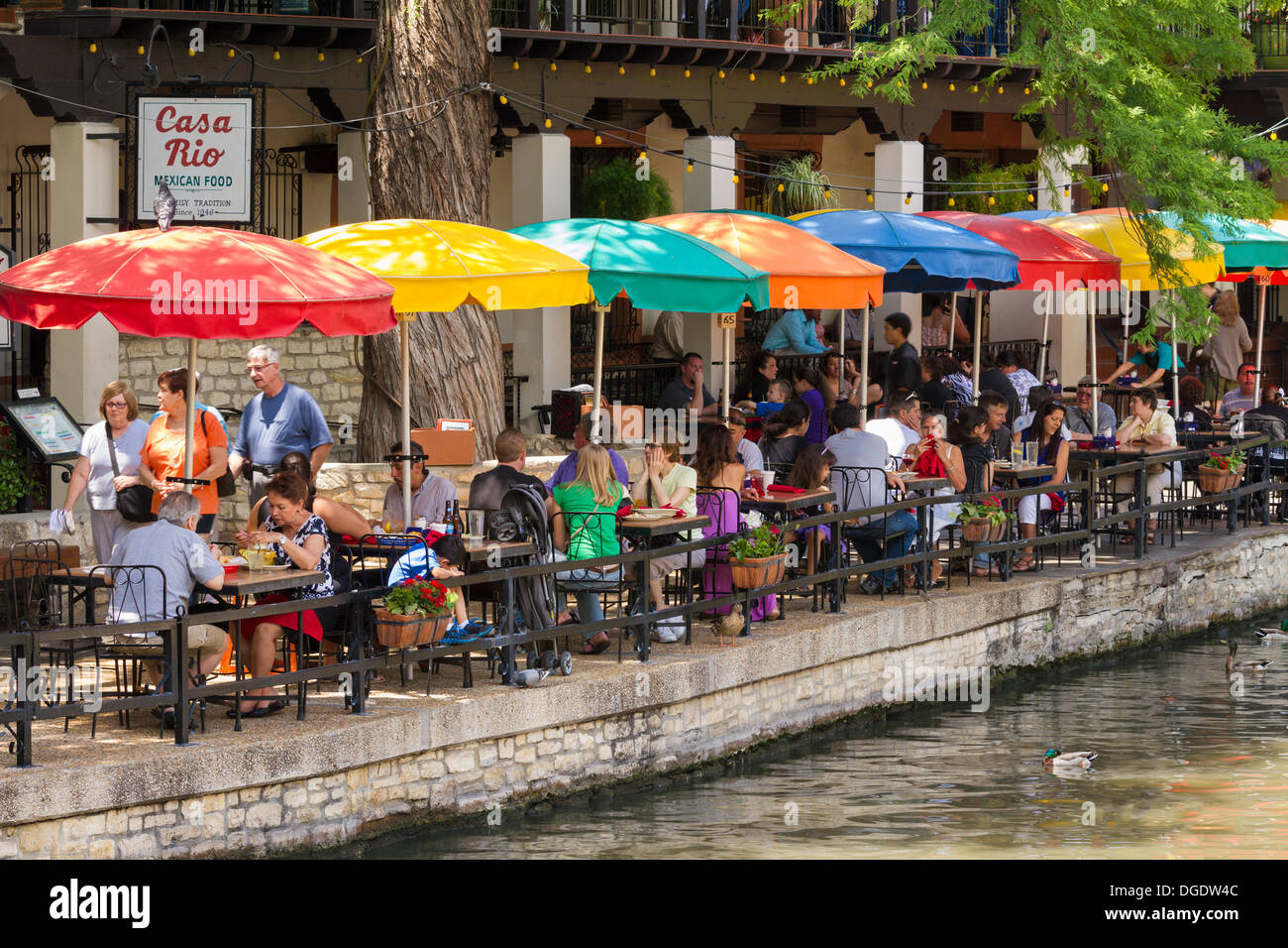 Touristen in Cafés und Restaurants entlang der San Antonio Riverwalk-Texas-USA Stockfoto