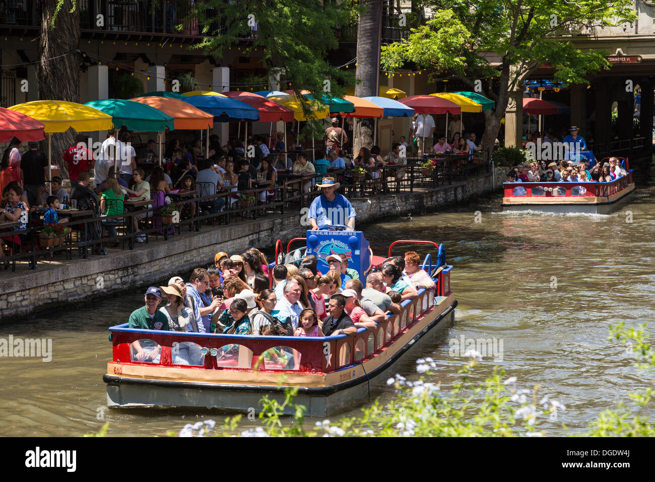Touristen nehmen ein Boot fahren Sie entlang der San Antonio Riverwalk-Texas-USA Stockfoto