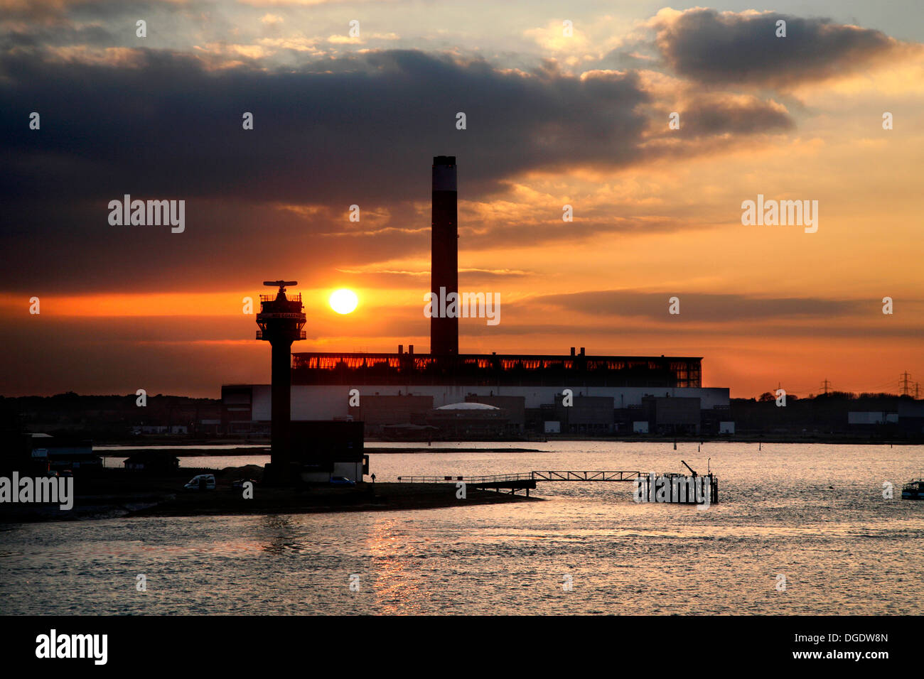 NCI Calshot Turm Lookout Station bei Sonnenuntergang mit FAWLEY Kraftwerk hinter Stockfoto