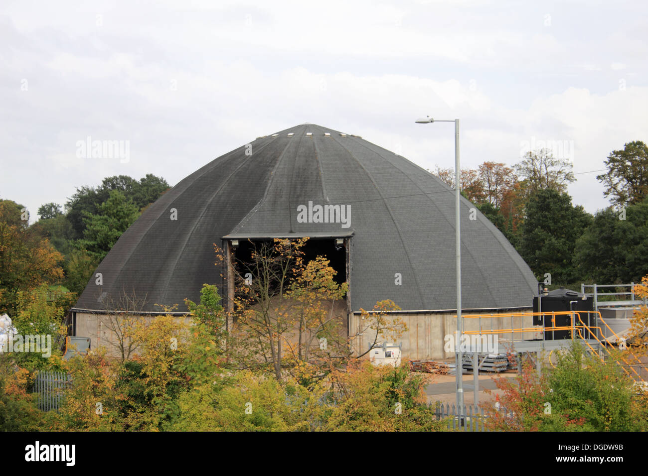 Splitt und Salz Lagerhalle in der Nähe der A316 und M3 in Sunbury am Thames, Surrey, England, UK. Stockfoto