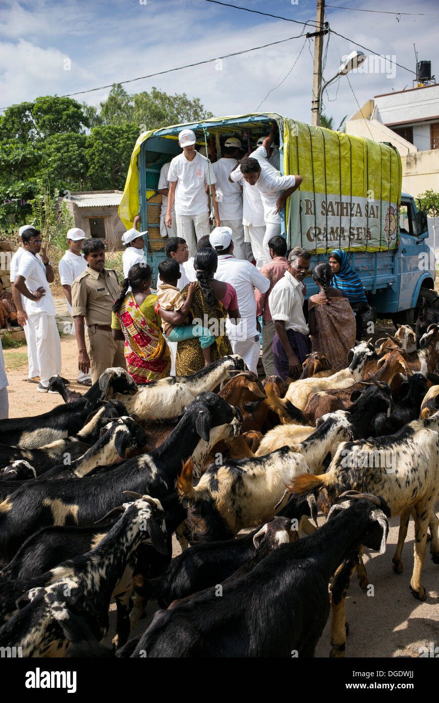 Indischen Sri Sathya Sai Baba College jungen verteilen Geschenke bei Grama Seva in einem indischen Dorf. Andhra Pradesh, Indien Stockfoto