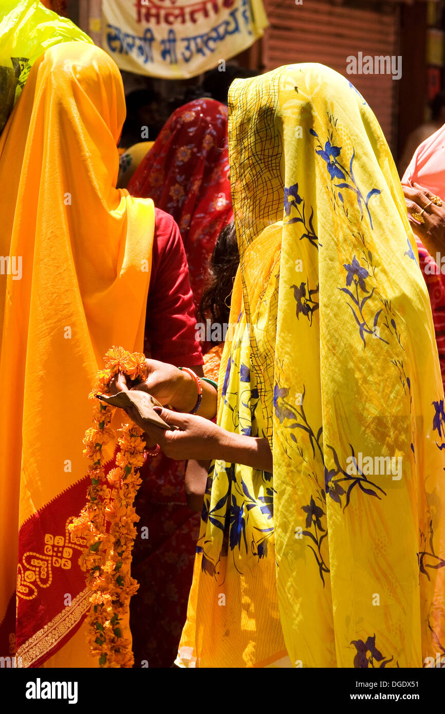 Frauen in Schleier Einkaufen in Jaipur, Indien. Stockfoto