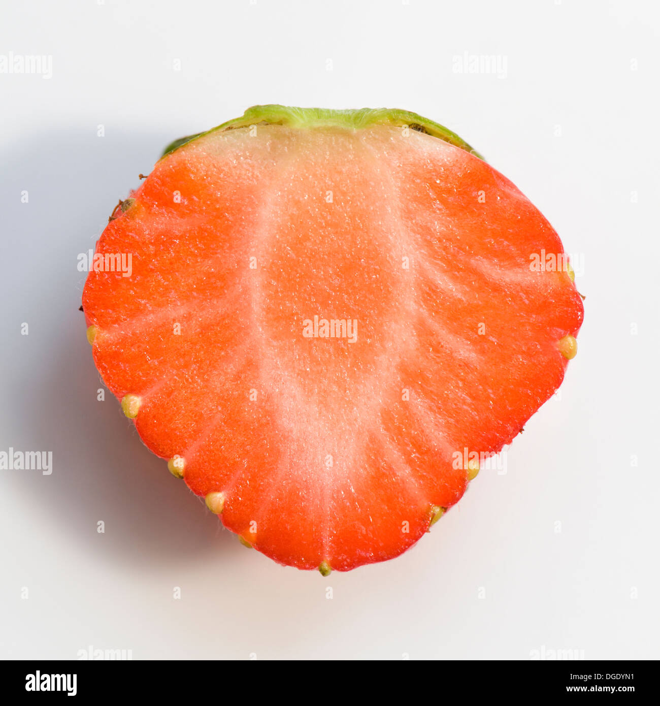 Nahaufnahme eines halben Erdbeeren auf weißem Hintergrund Stockfoto