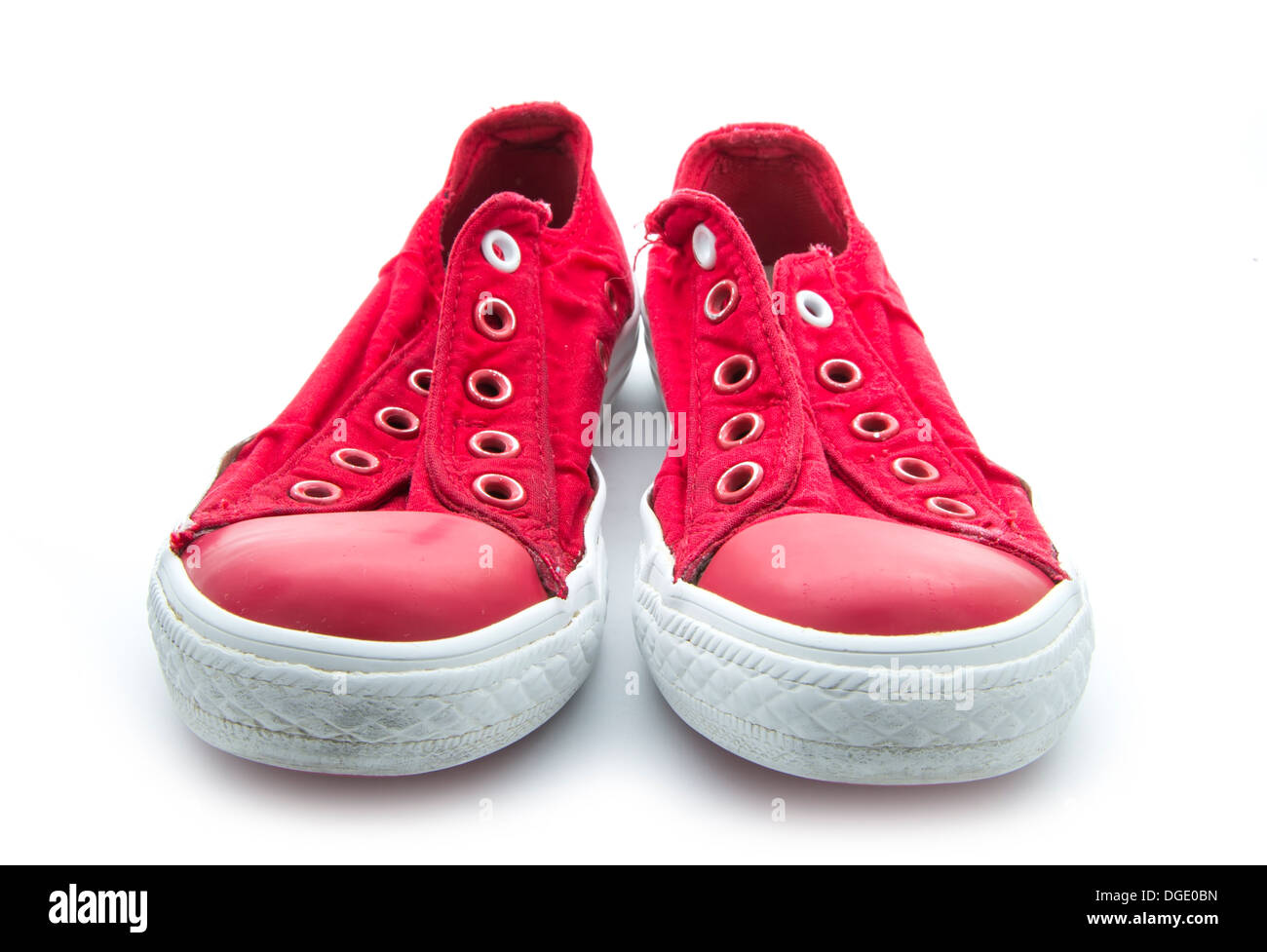 alte rote Sneaker isoliert auf weißem Hintergrund Stockfoto