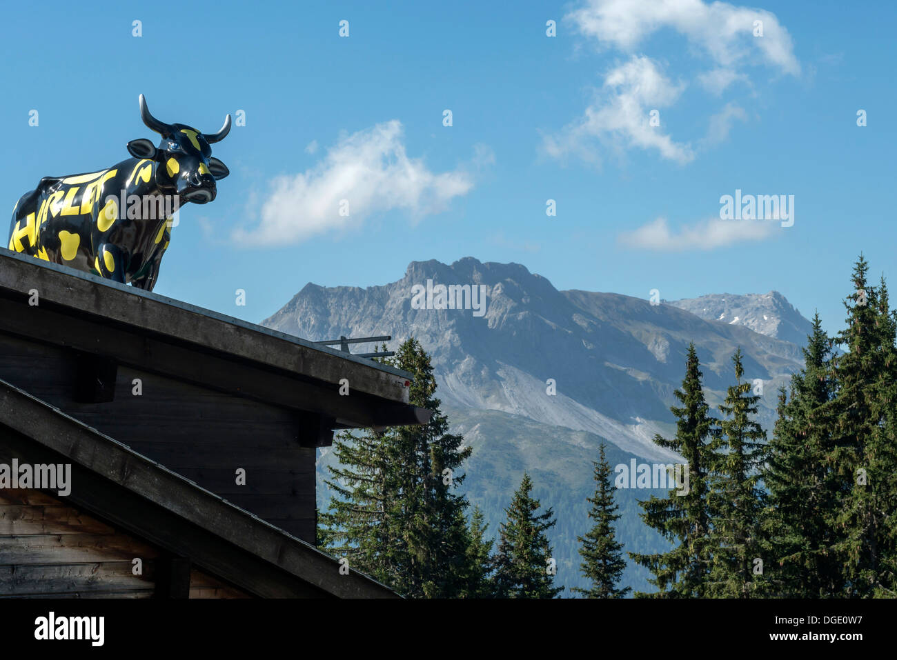 Statue einer alpinen Kuh auf dem Dach eines Gebäudes auf Madrisa-Land Klosters, Schweiz größte Abenteuerpark. Stockfoto