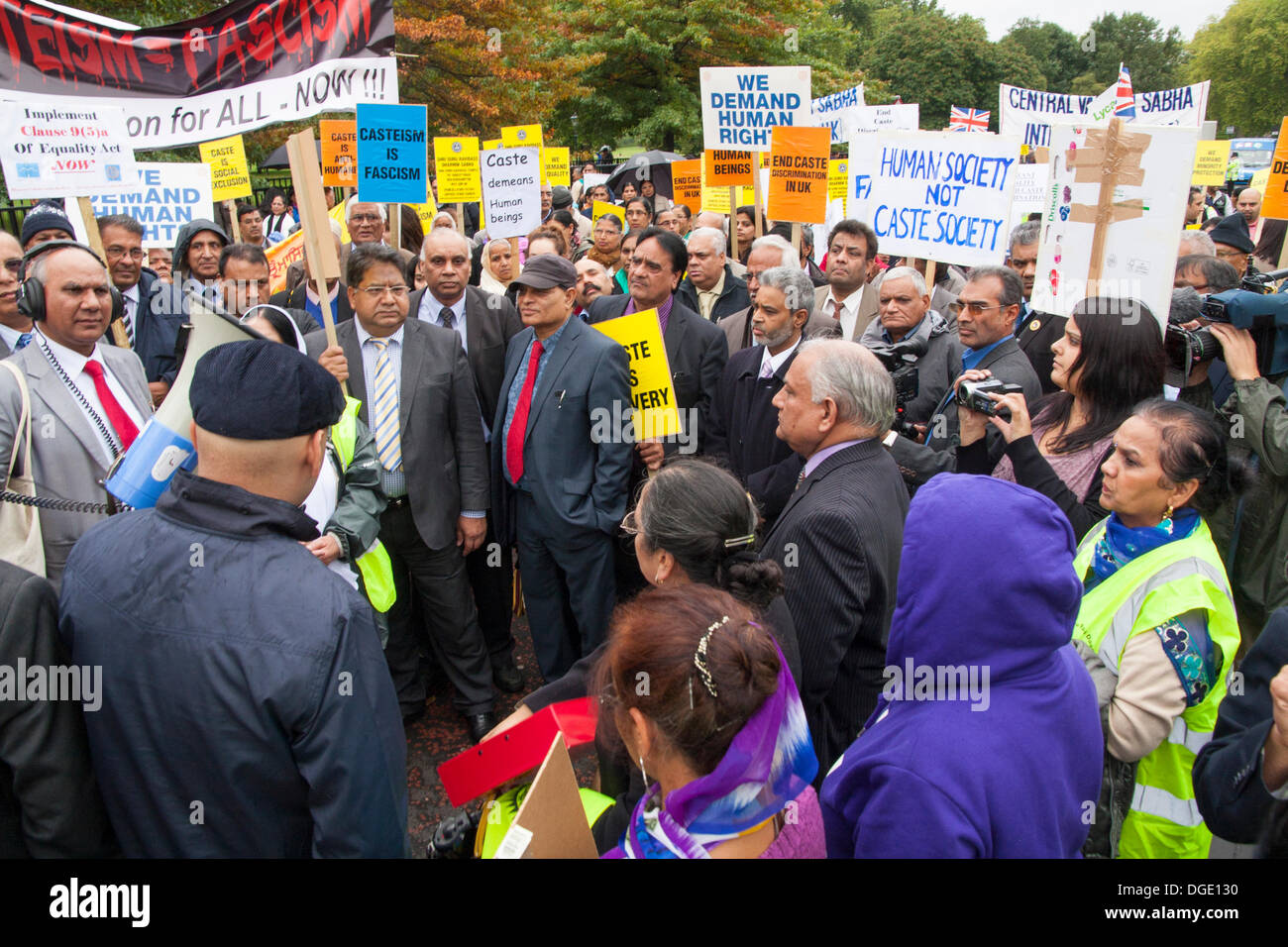 London, UK. 19. Oktober 2013. Kaste Watch UK demonstriert gegen die indischen Kastensystem, das Chancengleichheit für alle verweigert. Bildnachweis: Paul Davey/Alamy Live-Nachrichten Stockfoto
