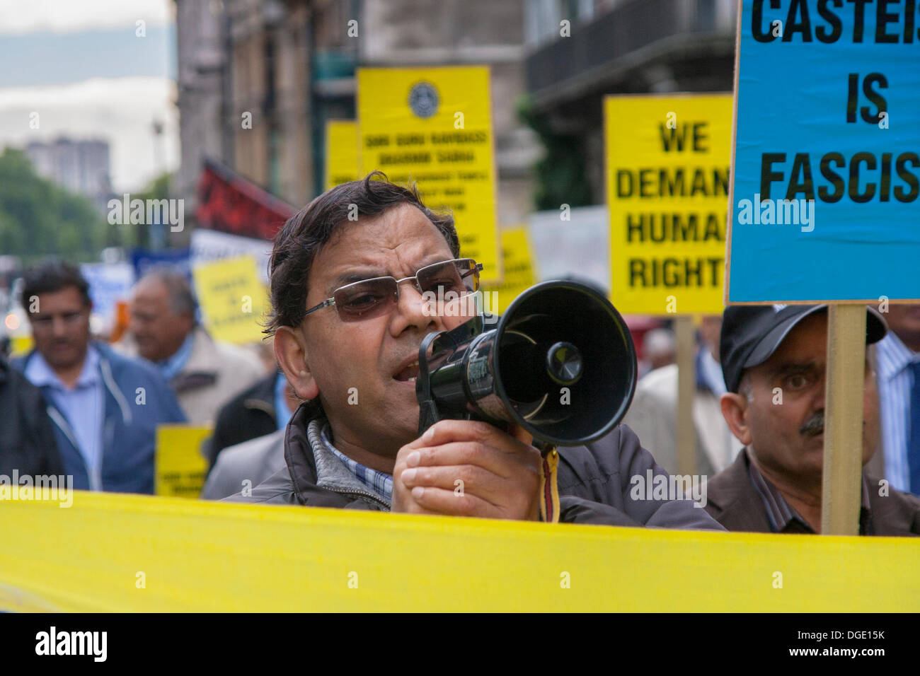 London, UK. 19. Oktober 2013. Kaste Watch UK demonstriert gegen die indischen Kastensystem, das Chancengleichheit für alle verweigert. Bildnachweis: Paul Davey/Alamy Live-Nachrichten Stockfoto