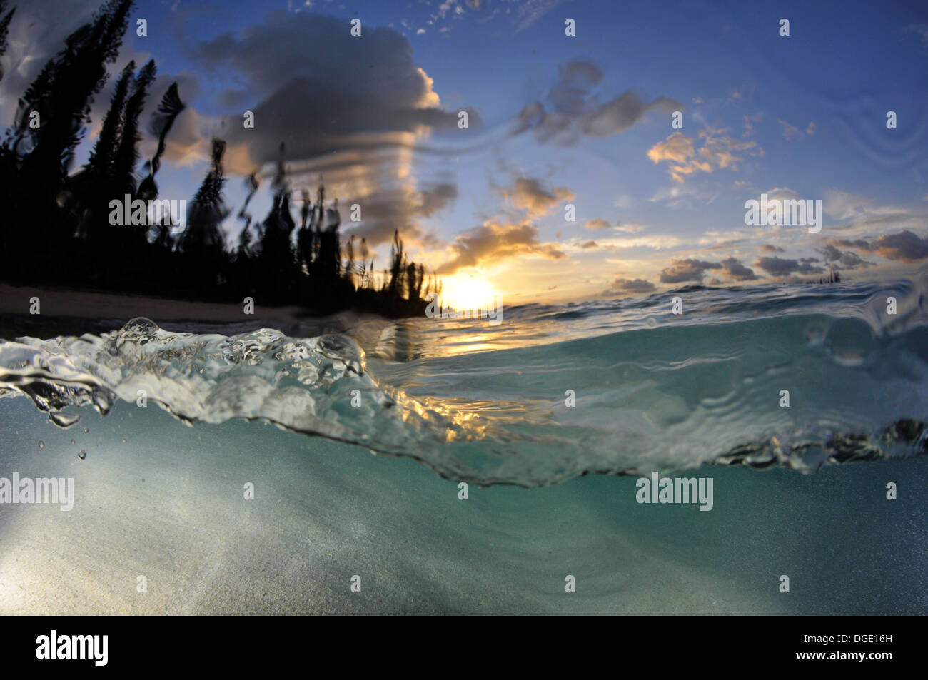 Welle bricht bei Sonnenaufgang in die Ufer des Kanumera Bay, Iles des Pins, Neukaledonien, Südpazifik Stockfoto