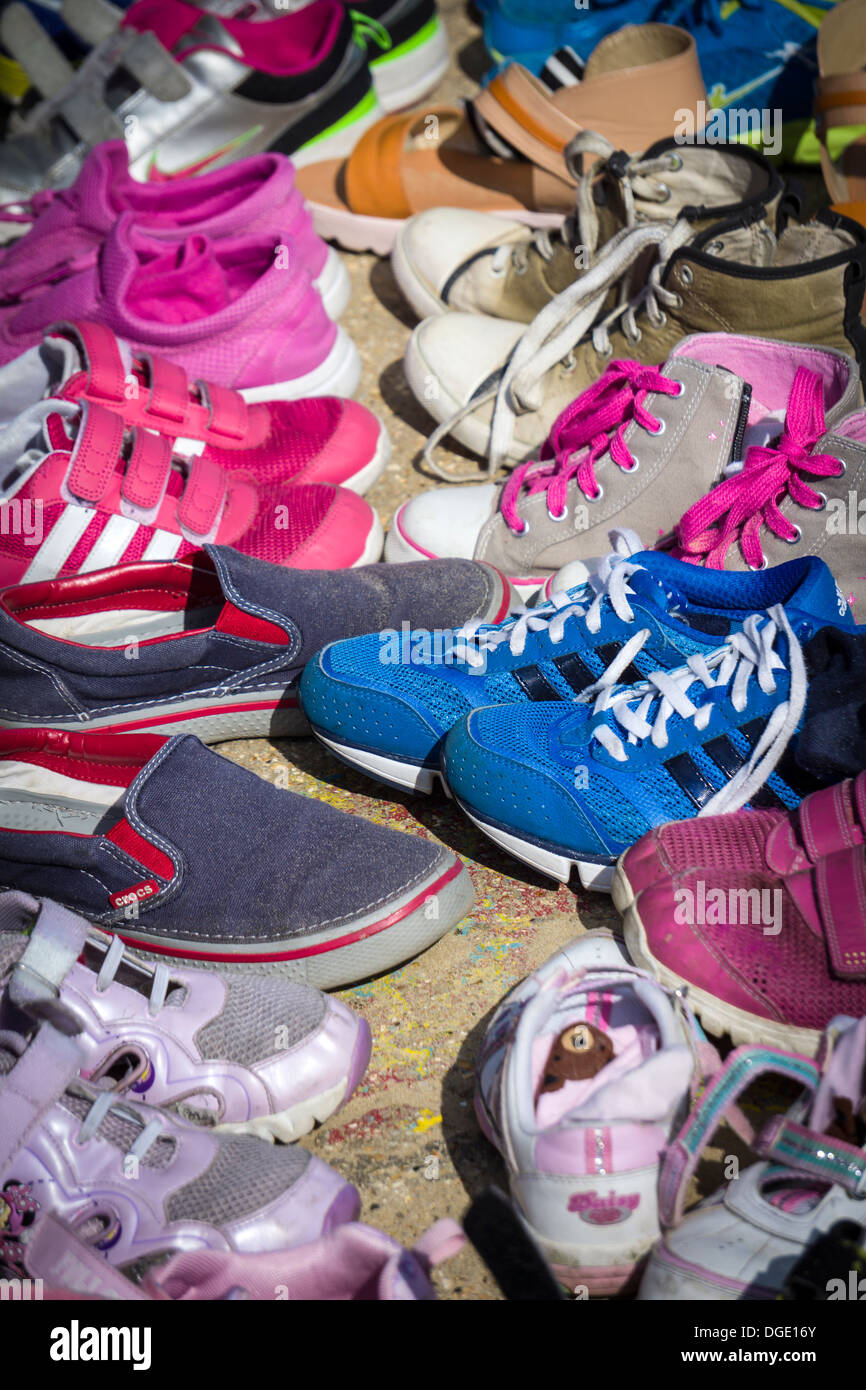 Eine bunte Auswahl an Kinderschuhe auf eine Beach-Party. Stockfoto