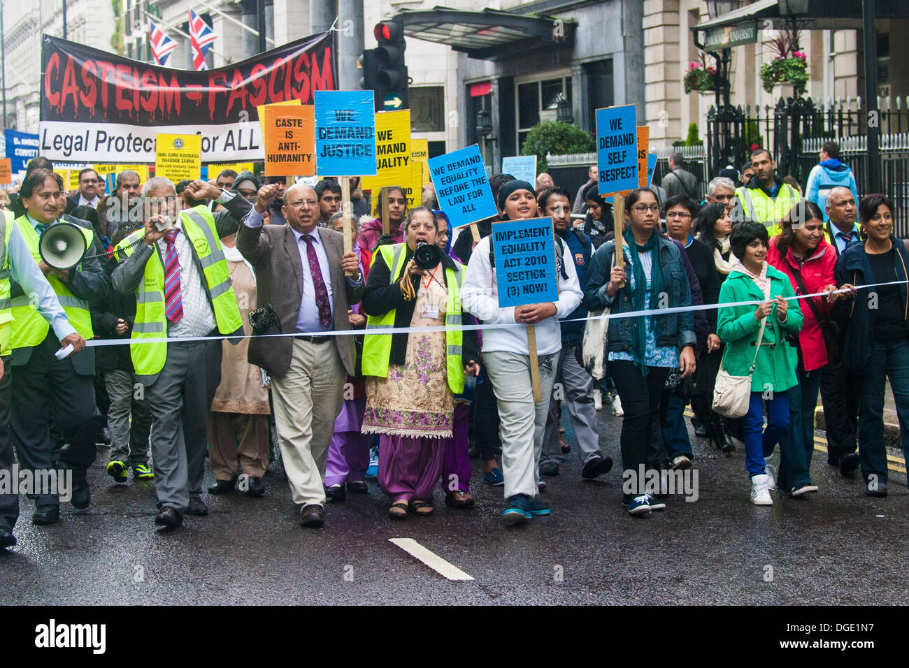 London, UK. 19. Oktober 2013. Kaste Watch UK demonstriert gegen die indischen Kastensystem, das Chancengleichheit für alle verweigert. Bildnachweis: Paul Davey/Alamy Live-Nachrichten Stockfoto