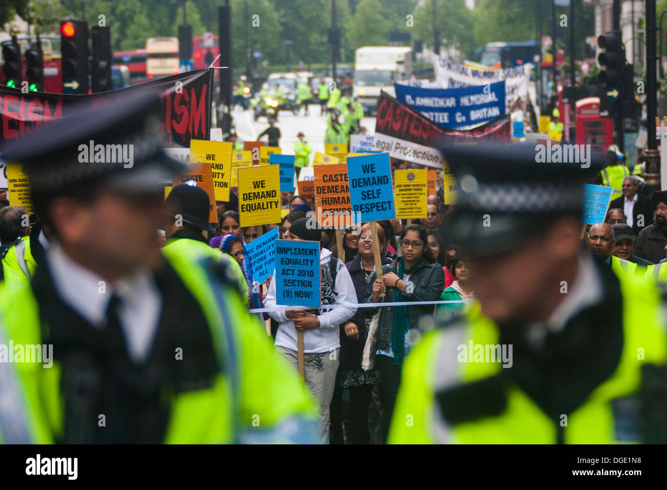 London, UK. 19. Oktober 2013. Kaste Watch UK demonstriert gegen die indischen Kastensystem, das Chancengleichheit für alle verweigert. Bildnachweis: Paul Davey/Alamy Live-Nachrichten Stockfoto