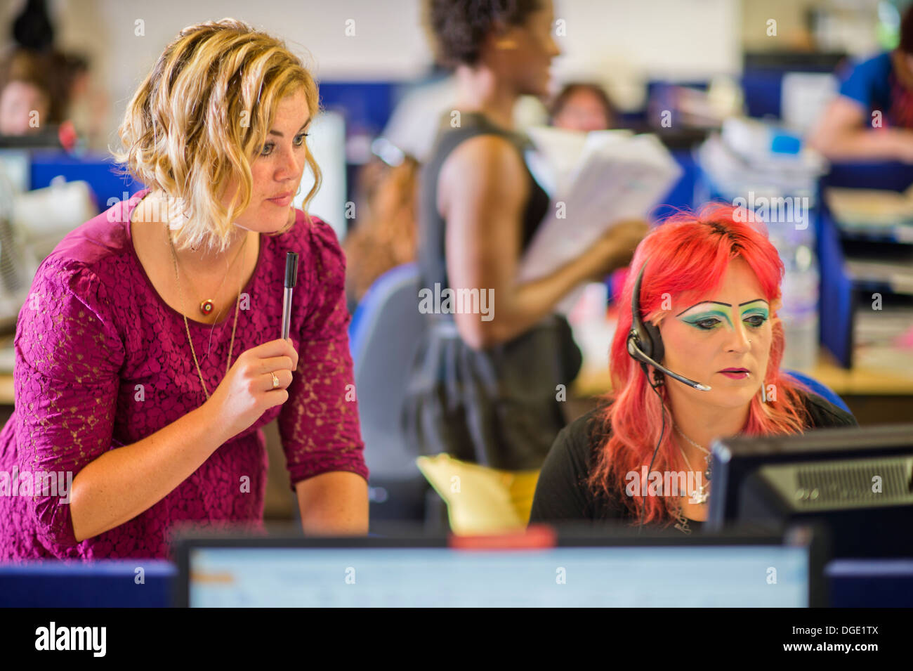 Telefonisten für die Clearing-Helpline an der University of West Of England (UWE Bristol) nehmen Anrufe von hoffnungsvollen stu Stockfoto